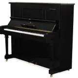 Czarny, błyszczący pianino po angielsku, marki Steinway & Sons, z klawiaturą i pedałami.