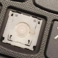 Mechanizm klawisza po naprawie keyboardów. Widoczny detal mechanizmu klawiatury, gotowy do montażu.
