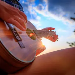 Słońce zachodzi, a ja gram wesołą **ukulele piosenkę**.