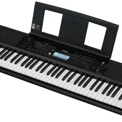 Czarny keyboard Yamaha z nutami na stojaku. To świetne narzędzie do nauki gry na instrumencie.
