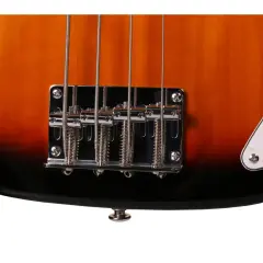 Zbliżenie na mostek i struny gitary basowej elektrycznej w kolorze sunburst.