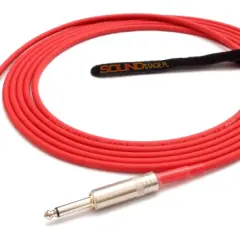 Czerwony kabel do gitary elektrycznej z wtykami jack. Idealny do podłączenia instrumentu, zapewniający czysty dźwięk.