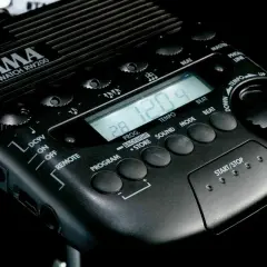 Czarny metronom do gitary TAMA Rhythm Watch RW200 z cyfrowym wyświetlaczem pokazującym tempo 120.