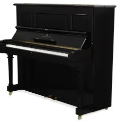 Czarny, błyszczący pianino po angielsku, marki Steinway & Sons, z klawiaturą i pedałami.
