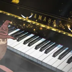 Sowa w kapeluszu Tiary Przydziału siedzi obok fortepianu Yamaha, a nad klawiszami latają Złote Znicze, tworząc magiczną atmosferę rodem z Harry'ego Pottera.