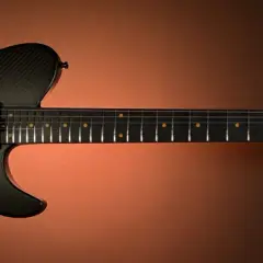 Czarna gitara elektryczna z włókna węglowego z logo "RuF" na główce. Wyjątkowe instrumenty Ruf Guitars.