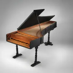 Stare pianino, być może to samo, na którym grał Chopin, z otwartą klapą i widocznymi strunami.