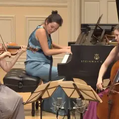 Tercet co to? Trzy muzyczki: skrzypaczka, pianistka i wiolonczelistka, tworzą harmonijne brzmienie.