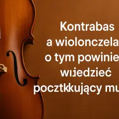 Zbliżenie na kontrabas, instrument z czterema strunami, obok tekst o różnicach między nim a wiolonczelą dla początkujących muzyków.