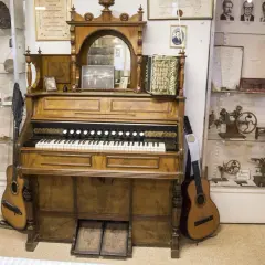 W muzeum stoi największy fortepian na świecie, obok niego gitara i akordeon. W gablotach eksponaty historyczne.