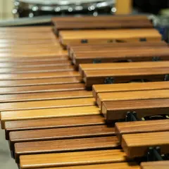 Drewniane klawisze marimby, instrumentów niemelodycznych, tworzą rytmiczny wzór.