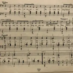 Nuty z oznaczeniem "pianissimo" w utworze "Wolno", gdzie melodia płynie delikatnie, jak szept.
