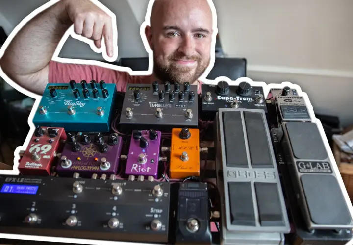 Uśmiechnięty mężczyzna pokazuje swoją bogatą kolekcję efektów gitarowych, prezentując ich kolejność na pedalboardzie.
