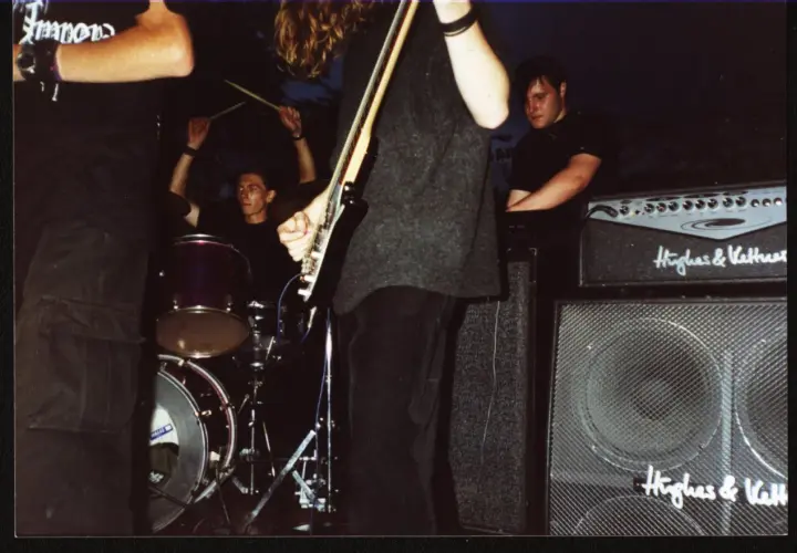 Zespół na scenie, perkusista gra, gitarzysta z gitarą. To właśnie ten rytm tworzy co oznacza groove w muzyce.