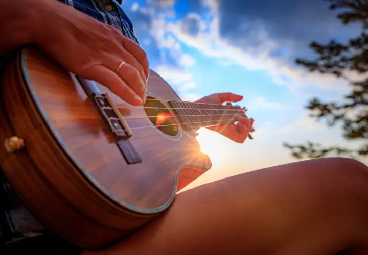 Słońce zachodzi, a ja gram wesołą **ukulele piosenkę**.