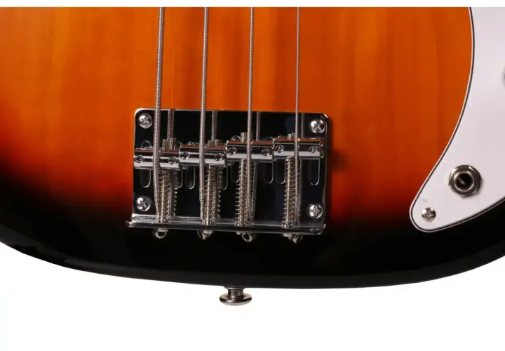 Zbliżenie na mostek i struny gitary basowej elektrycznej w kolorze sunburst.
