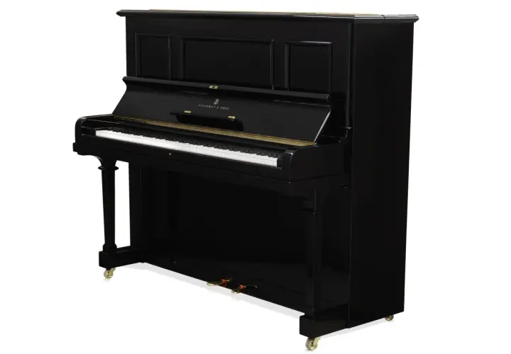 Czarny, błyszczący pianino po angielsku, marki Steinway & Sons, z klawiaturą i pedałami.