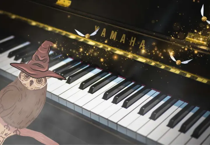 Sowa w kapeluszu Tiary Przydziału siedzi obok fortepianu Yamaha, a nad klawiszami latają Złote Znicze, tworząc magiczną atmosferę rodem z Harry'ego Pottera.