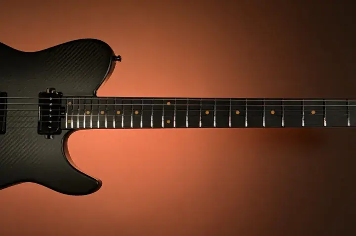 Czarna gitara elektryczna z włókna węglowego z logo "RuF" na główce. Wyjątkowe instrumenty Ruf Guitars.