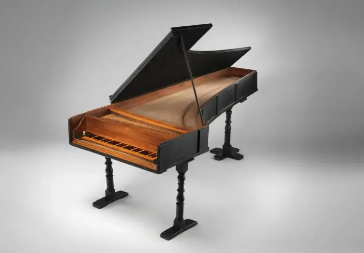 Stare pianino, być może to samo, na którym grał Chopin, z otwartą klapą i widocznymi strunami.