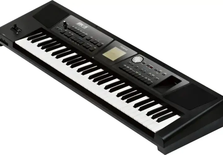 Czarny keyboard Roland BK-5, gotowy do tworzenia muzyki. Idealny do nauki gry na fis piano.