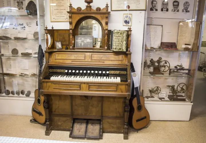 W muzeum stoi największy fortepian na świecie, obok niego gitara i akordeon. W gablotach eksponaty historyczne.