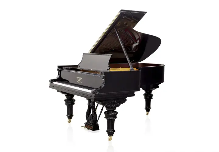 Czarny, błyszczący fortepian z otwartą klapą, prezentujący swoje wnętrze. To instrument, który zachwyca elegancją, w przeciwieństwie do mniejszego pianina.
