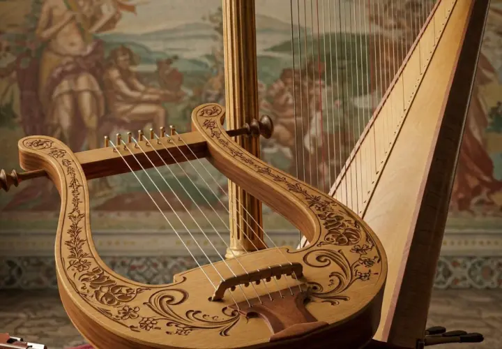 Starogrecki instrument strunowy, lirę, zdobią misternie wycięte wzory. Obok niej stoi harfa, tworząc muzyczną opowieść.