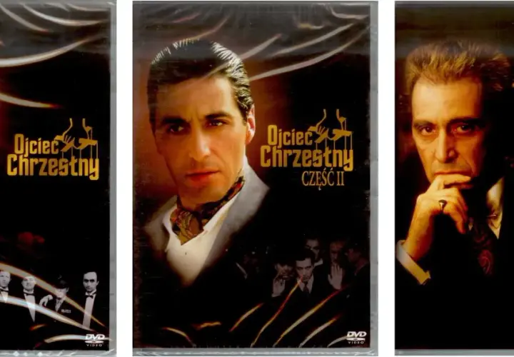 Trzy okładki DVD z filmami "Ojciec Chrzestny" I, II i III. Na okładkach widać twarze Marlona Brando, Ala Pacino i innych aktorów.