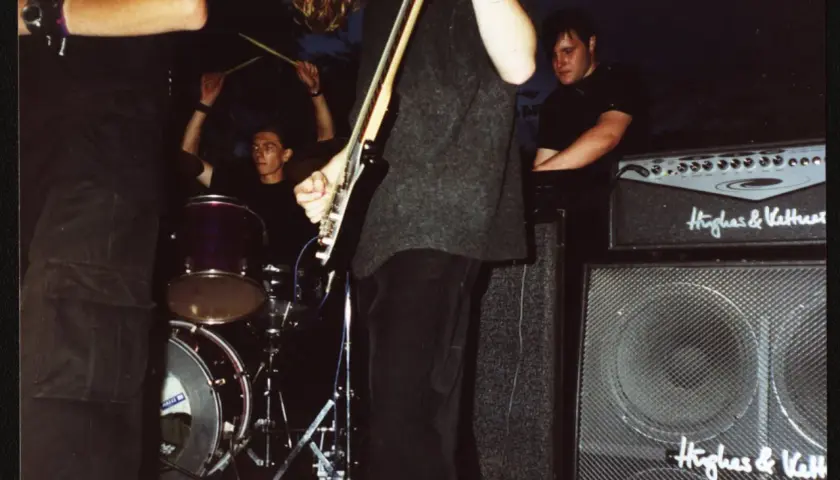 Zespół na scenie, perkusista gra, gitarzysta z gitarą. To właśnie ten rytm tworzy co oznacza groove w muzyce.