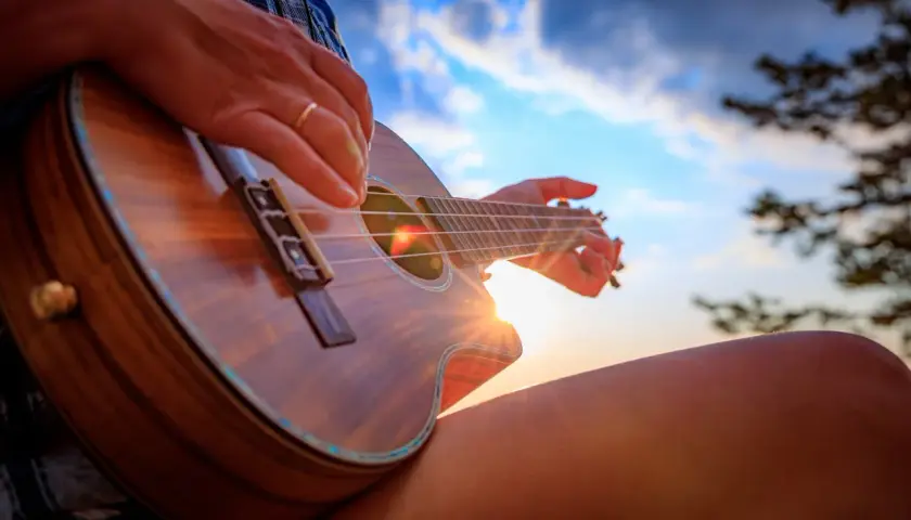 Słońce zachodzi, a ja gram wesołą **ukulele piosenkę**.