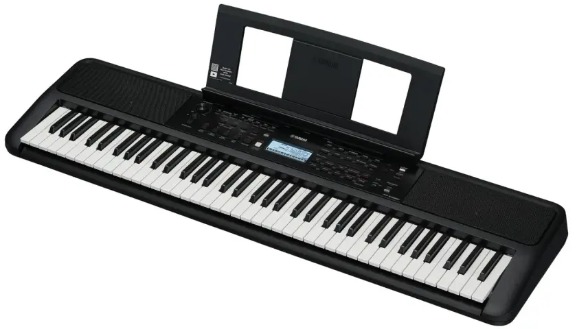Czarny keyboard Yamaha z nutami na stojaku. To świetne narzędzie do nauki gry na instrumencie.