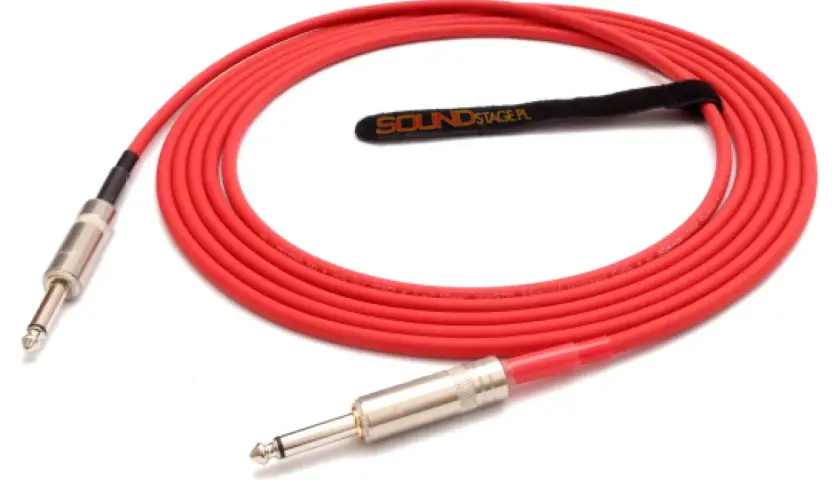 Czerwony kabel do gitary elektrycznej z wtykami jack. Idealny do podłączenia instrumentu, zapewniający czysty dźwięk.