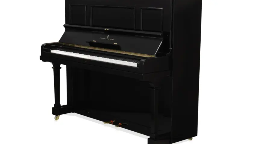 Czarny, błyszczący pianino po angielsku, marki Steinway & Sons, z klawiaturą i pedałami.