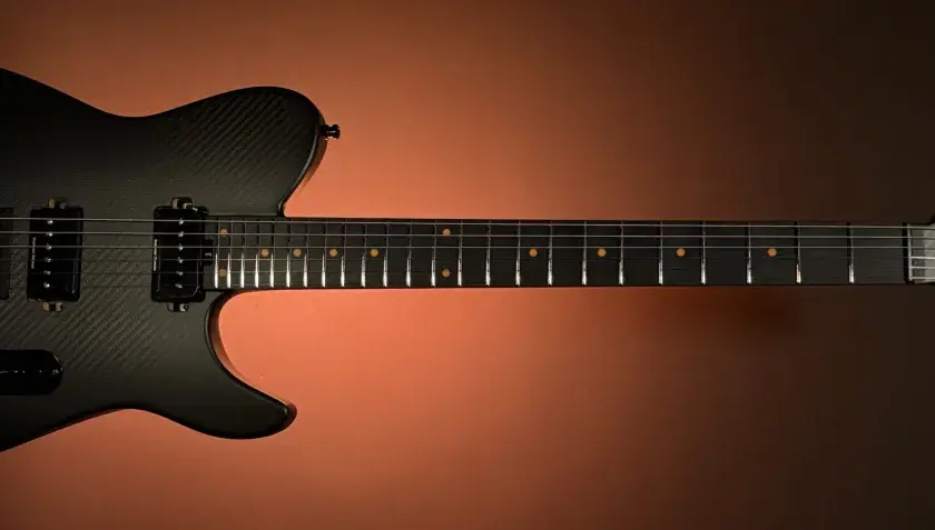 Czarna gitara elektryczna z włókna węglowego z logo "RuF" na główce. Wyjątkowe instrumenty Ruf Guitars.