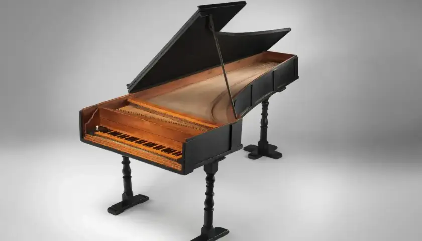 Stare pianino, być może to samo, na którym grał Chopin, z otwartą klapą i widocznymi strunami.