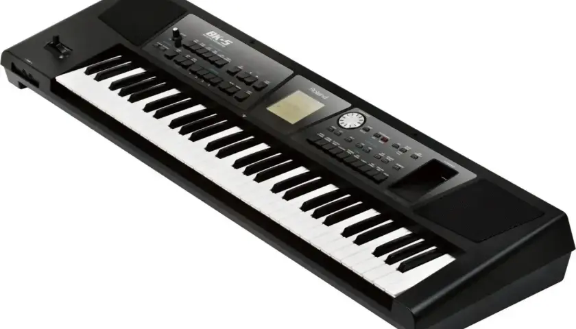 Czarny keyboard Roland BK-5, gotowy do tworzenia muzyki. Idealny do nauki gry na fis piano.