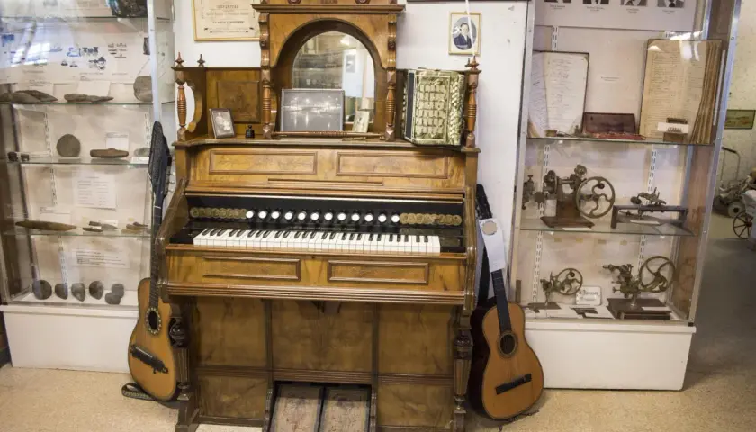 W muzeum stoi największy fortepian na świecie, obok niego gitara i akordeon. W gablotach eksponaty historyczne.