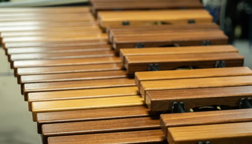 Drewniane klawisze marimby, instrumentów niemelodycznych, tworzą rytmiczny wzór.