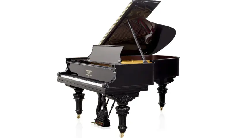 Czarny, błyszczący fortepian z otwartą klapą, prezentujący swoje wnętrze. To instrument, który zachwyca elegancją, w przeciwieństwie do mniejszego pianina.
