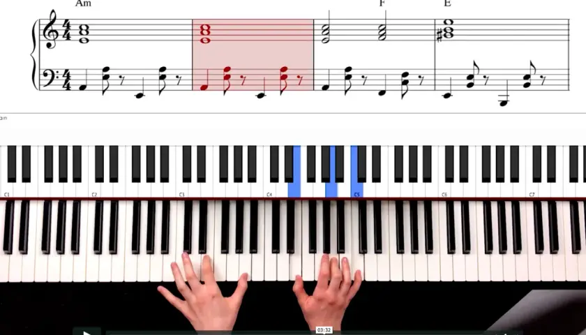 Ręce grają prosta melodia na pianino, nuty i klawisze podświetlone.