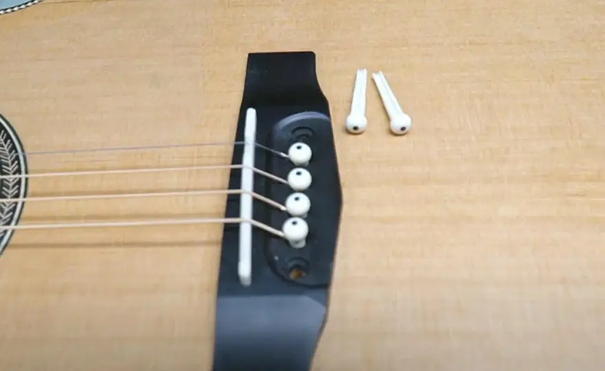 Wymiana strun w gitarze akustycznej - poradnik krok po kroku