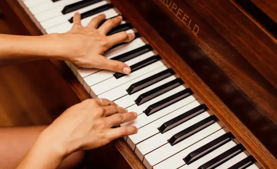 Ile klawiszy ma fortepian? Wybierz idealny instrument!