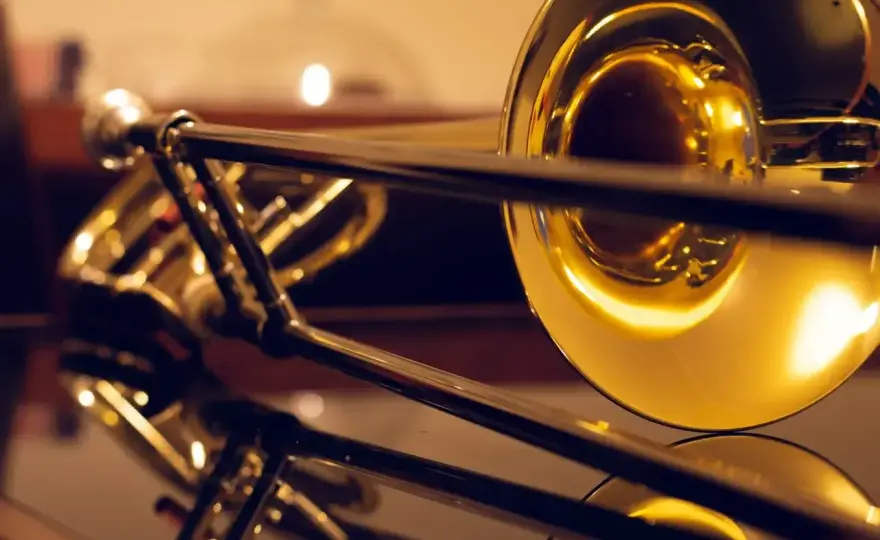 Jak wygląda puzon? Poznaj budowę i odmiany instrumentu!