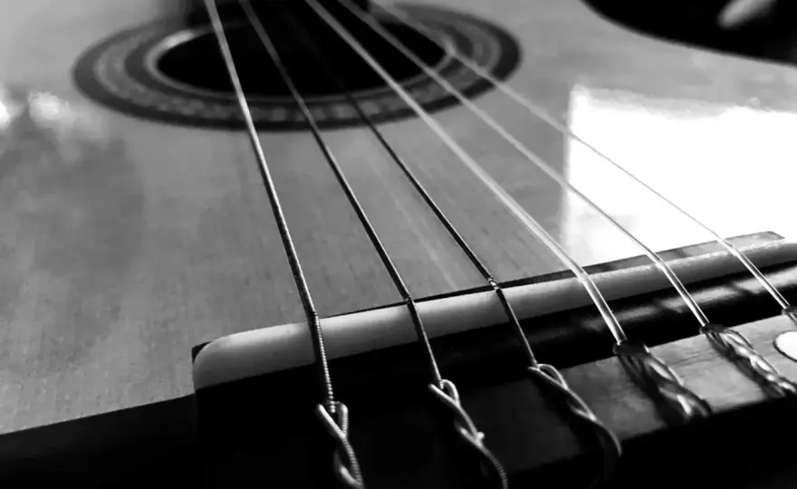 Jak brzmi gitara klasyczna? Ciepło, miękko i intymnie!