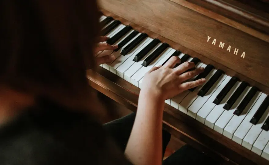 Akord E-dur na pianinie - Zagraj go pewnie i bez błędów!