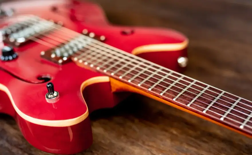 Gitara elektryczna bez wzmacniacza? Sprawdź, kiedy to ma sens!