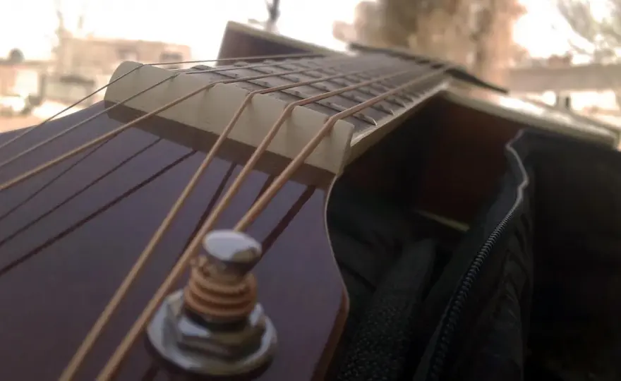 Wymiana strun w gitarze klasycznej - Poradnik krok po kroku