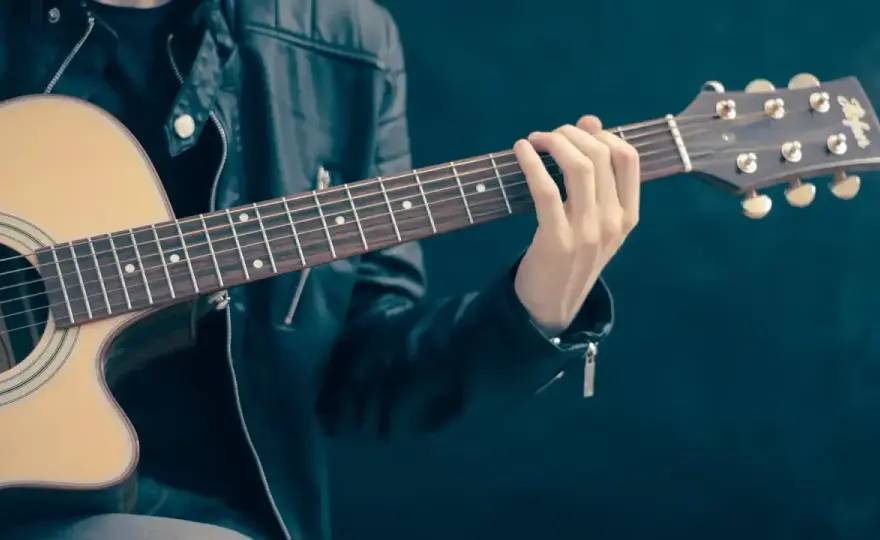 Akord e-moll - Zagraj go czysto! Gitara i pianino