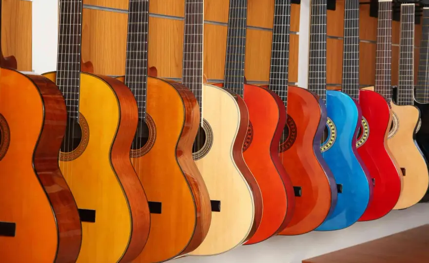Gitara klasyczna czy akustyczna? Wybierz idealną!